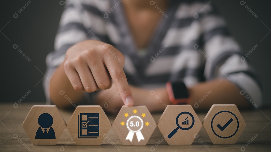 O dedo feminino simboliza o controle sobre a qualidade. Madeira com abreviatura ISO e marca de seleção. Conceito de certificação ISO em fundo de madeira