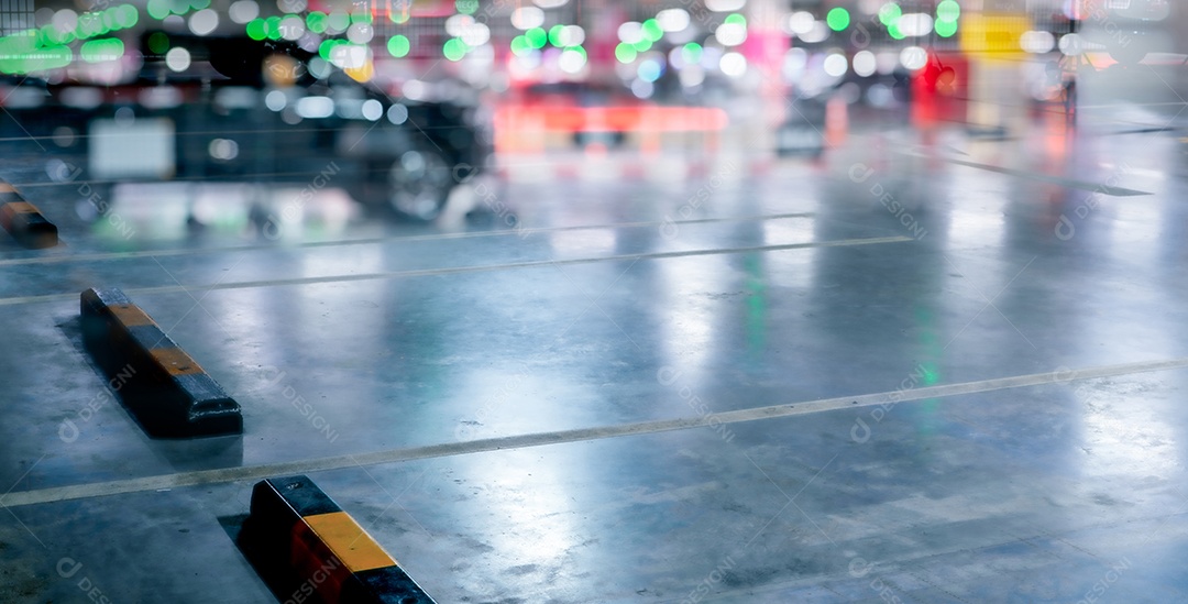 Estacionamento vazio no porão do shopping. Espaço de transporte urbano. Infraestrutura urbana em um shopping center.