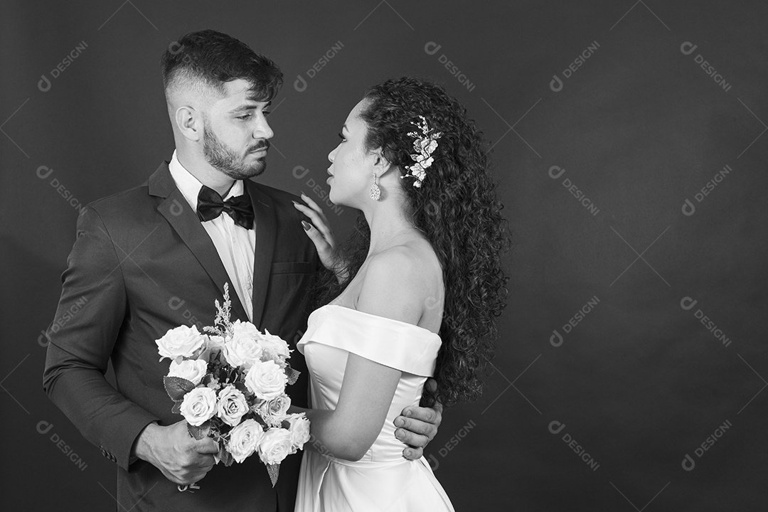 Lindo casal jovens com terno e vestido de noiva para casamento