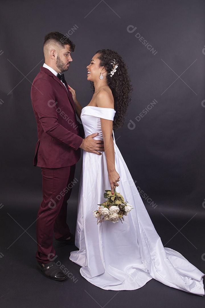 Lindo casal jovens com terno e vestido de noiva para casamento