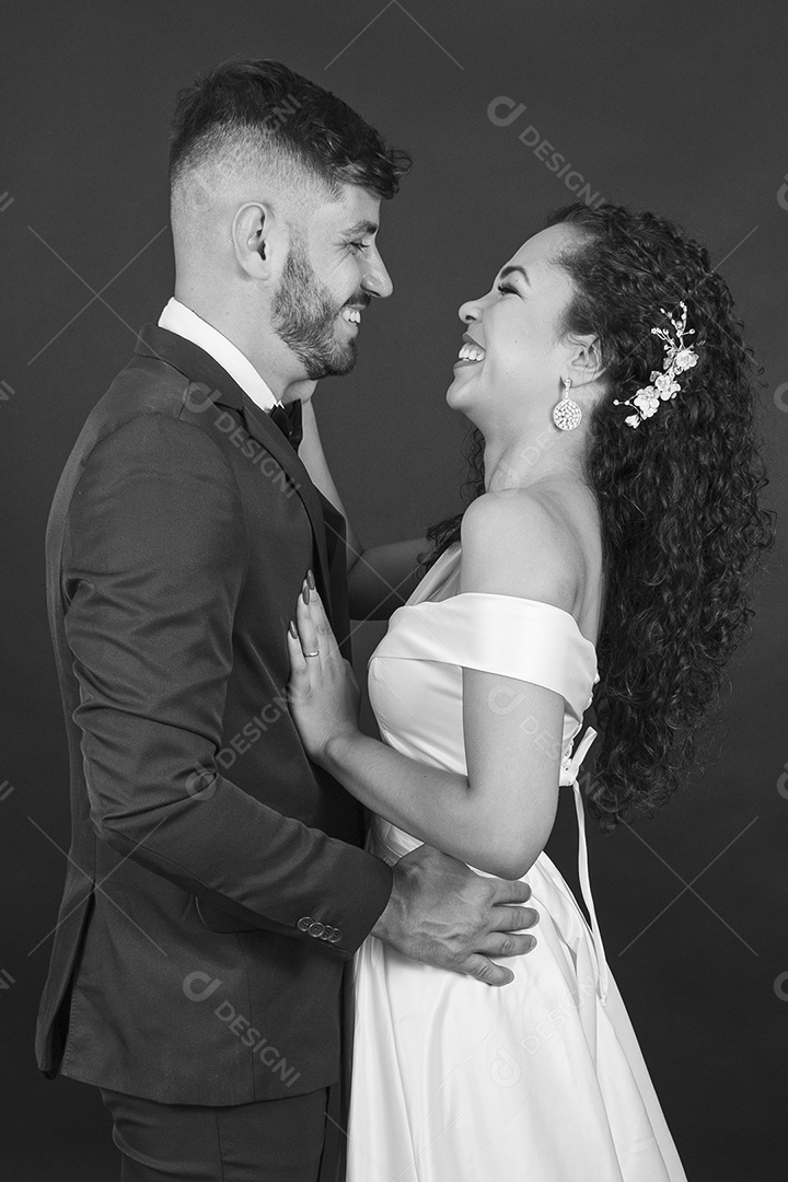 Lindo casal jovens com terno e vestido de noiva para casamento