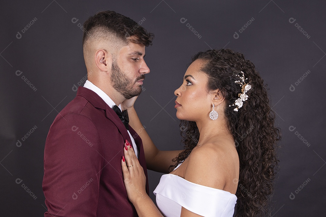 Lindo casal jovens com terno e vestido de noiva para casamento