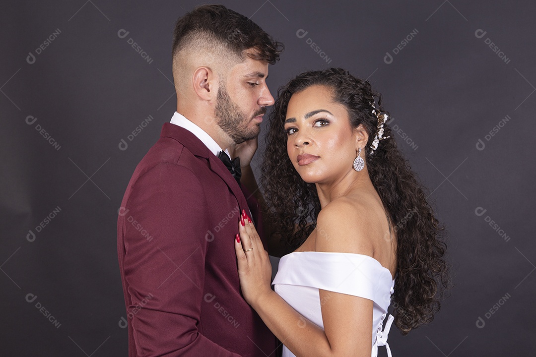 Lindo casal jovens com terno e vestido de noiva para casamento
