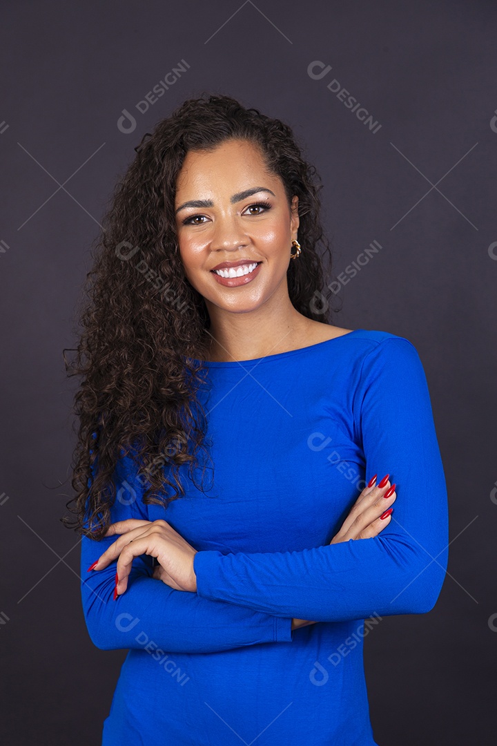 Linda mulher negra com vestido azul