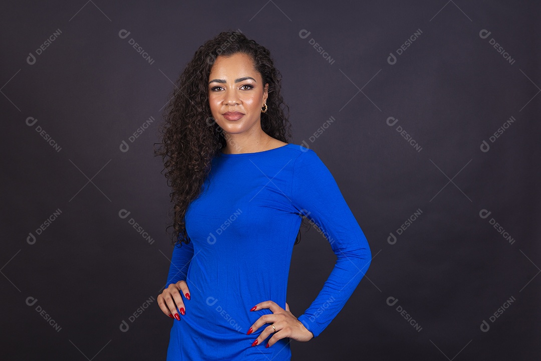 Linda mulher negra com vestido azul