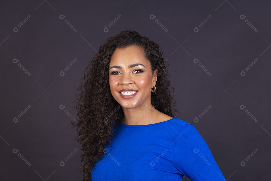 Linda mulher negra com vestido azul