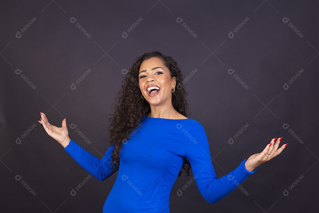 Linda mulher negra com vestido azul