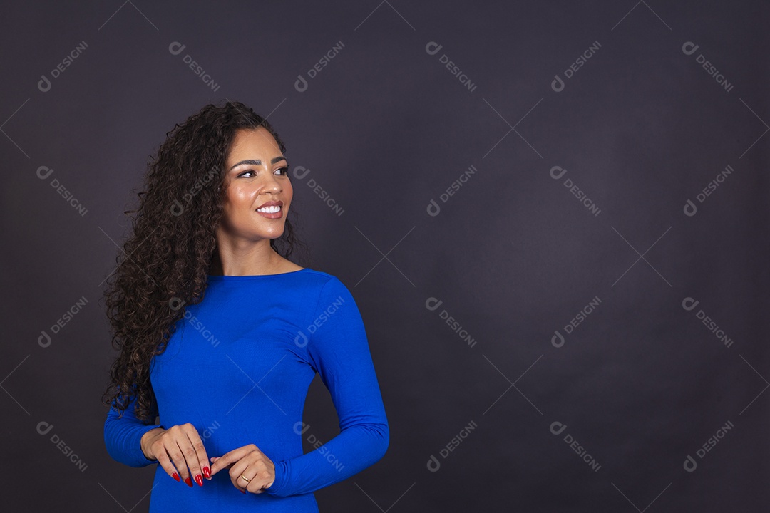 Linda mulher negra com vestido azul