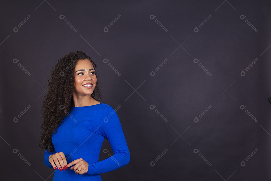 Linda mulher negra com vestido azul
