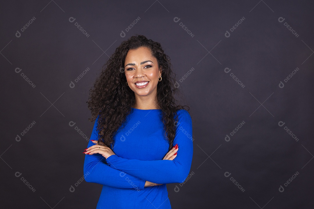 Linda mulher negra com vestido azul