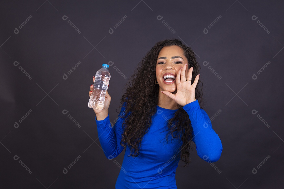 Linda mulher negra com vestido azul