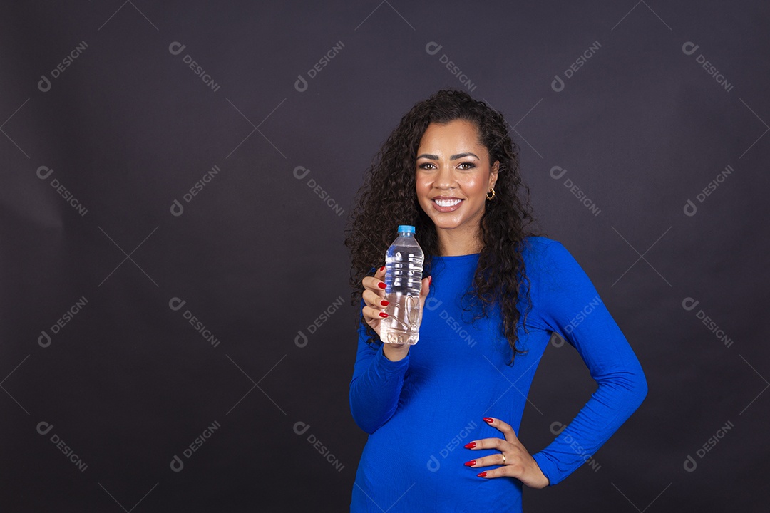 Linda mulher negra com vestido azul