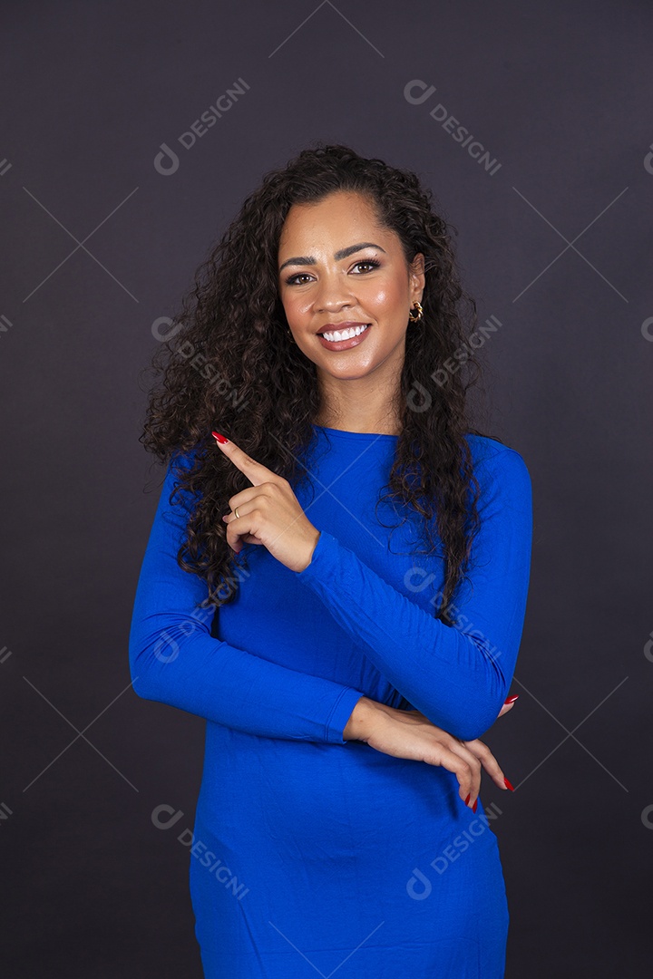 Linda mulher negra com vestido azul