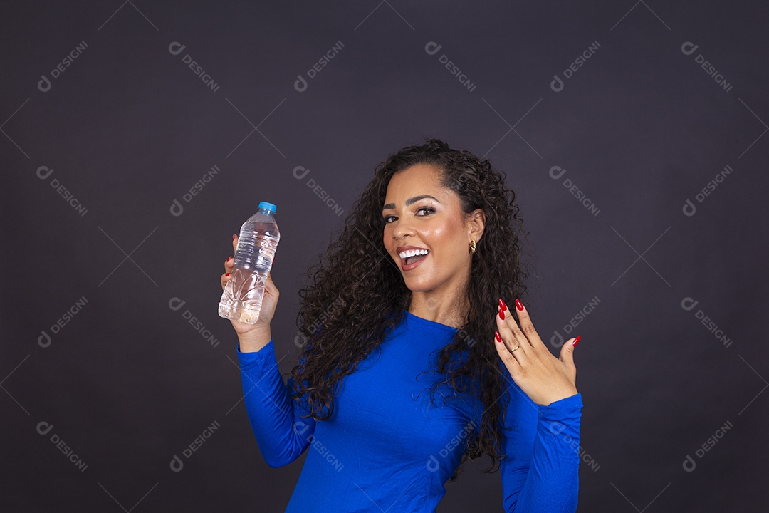 Linda mulher negra com vestido azul