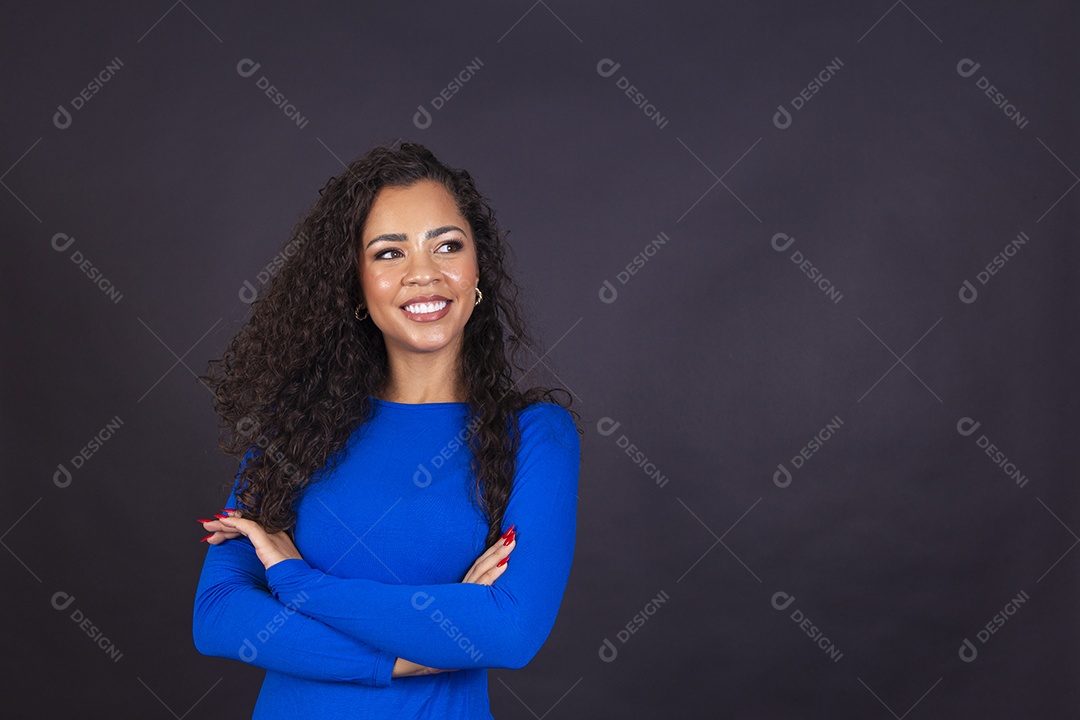 Linda mulher negra com vestido azul