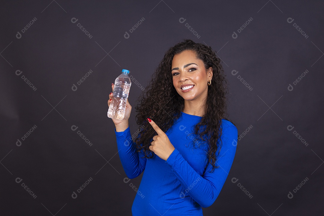 Linda mulher negra com vestido azul