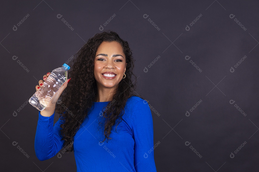 Linda mulher negra com vestido azul