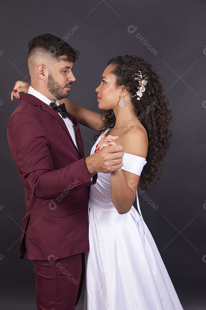 Lindo casal jovens com terno e vestido de noiva para casamento