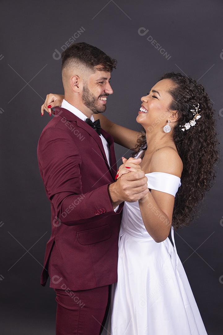 Lindo casal jovens com terno e vestido de noiva para casamento