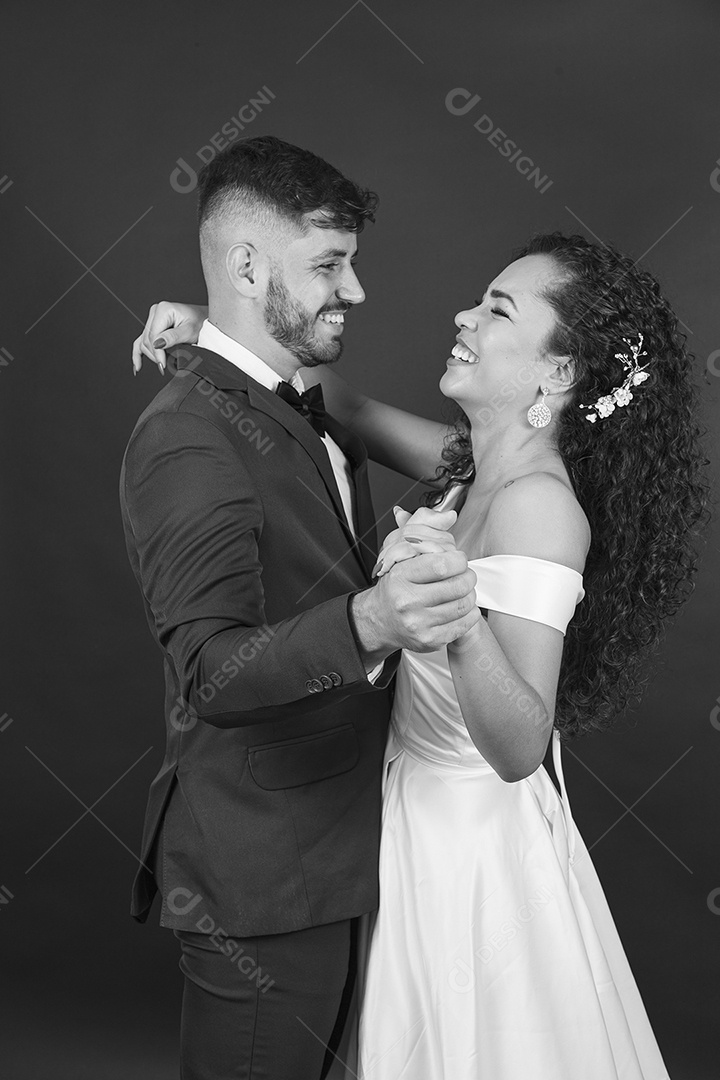 Lindo casal jovens com terno e vestido de noiva para casamento