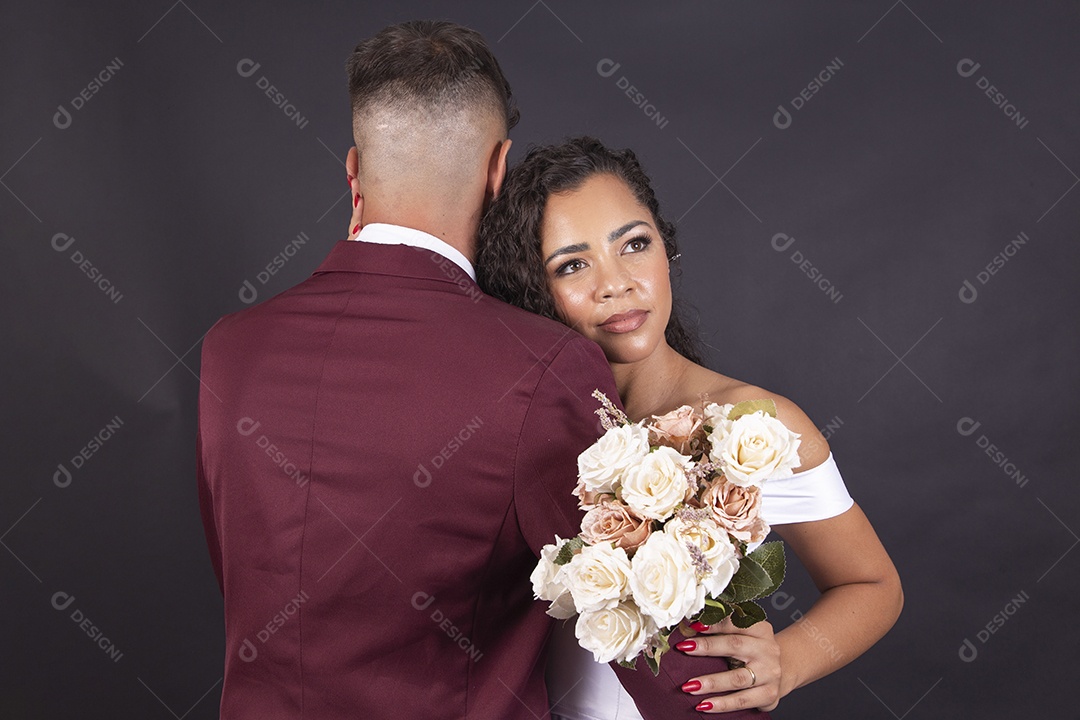 Lindo casal jovens com terno e vestido de noiva para casamento