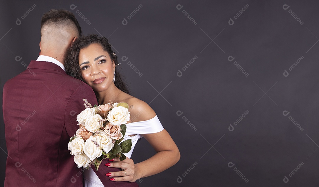 Lindo casal jovens com terno e vestido de noiva para casamento