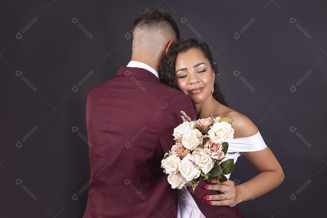 Lindo casal jovens com terno e vestido de noiva para casamento