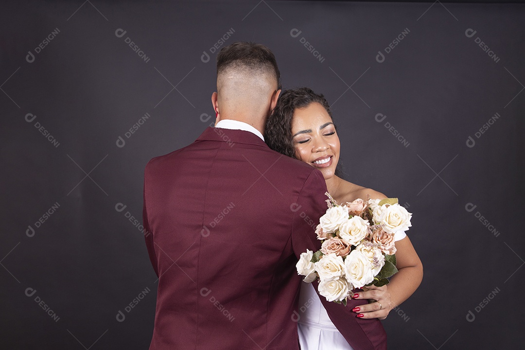 Lindo casal jovens com terno e vestido de noiva para casamento