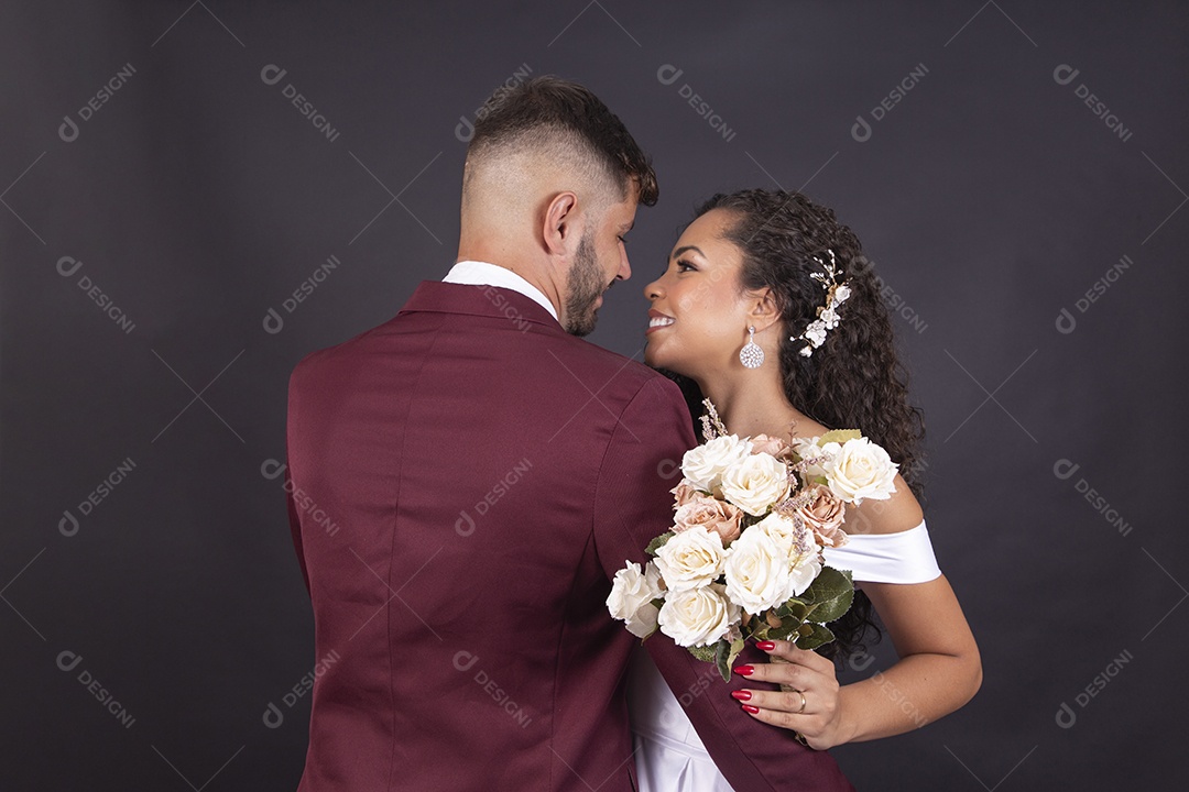Lindo casal jovens com terno e vestido de noiva para casamento