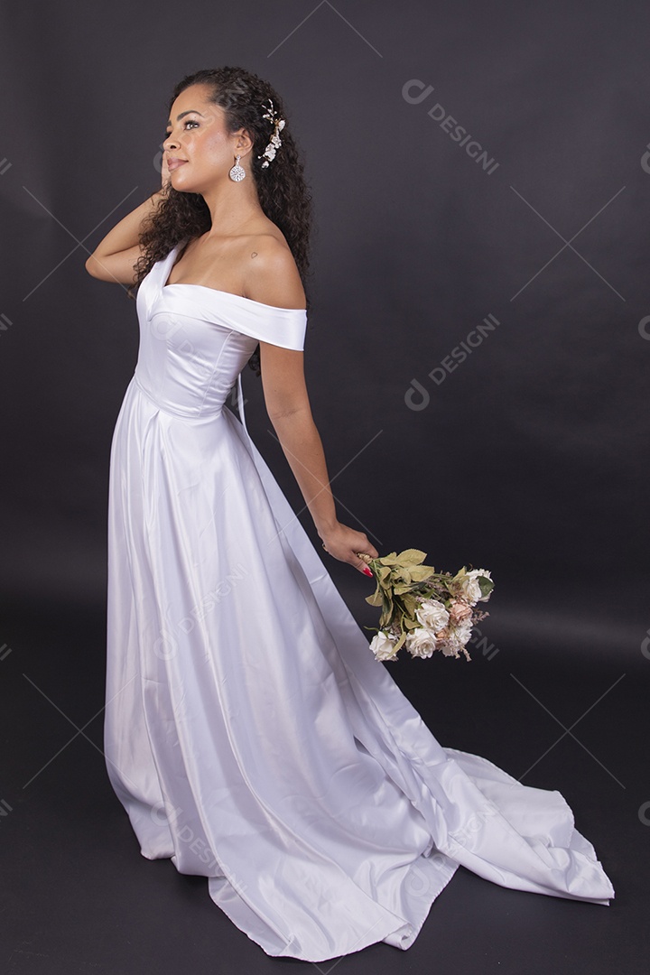 Linda mulher negra com vestido de noiva