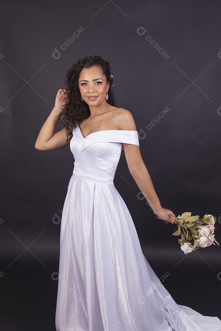 Linda mulher negra com vestido de noiva