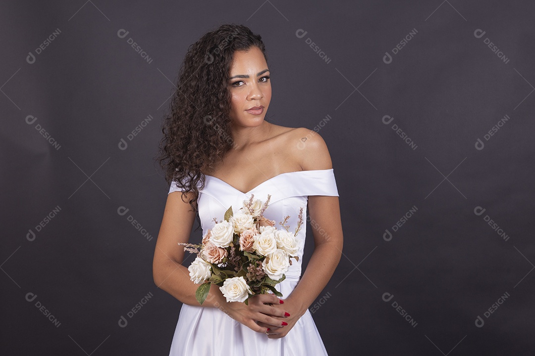 Linda mulher negra com vestido de noiva