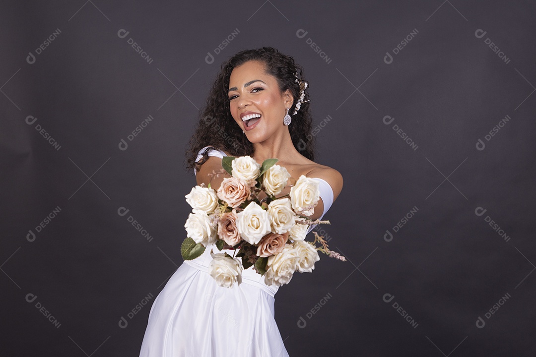 Linda mulher negra com vestido de noiva