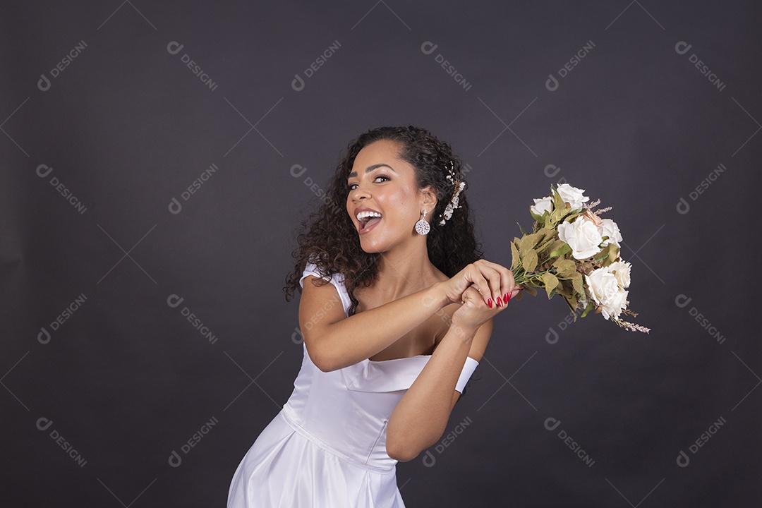Linda mulher negra com vestido de noiva