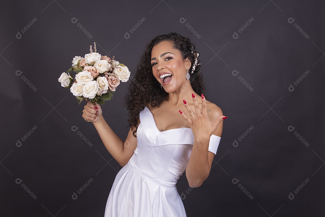 Linda mulher negra com vestido de noiva