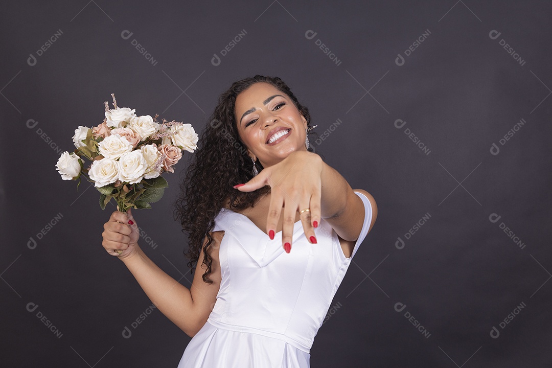 Linda mulher negra com vestido de noiva