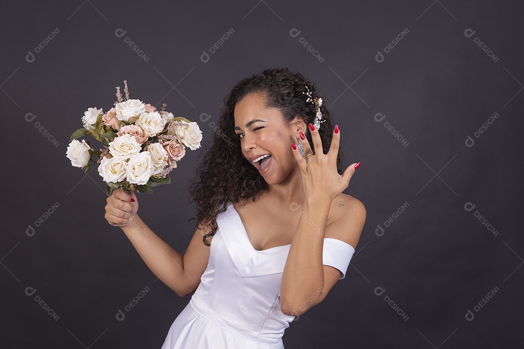 Linda mulher negra com vestido de noiva