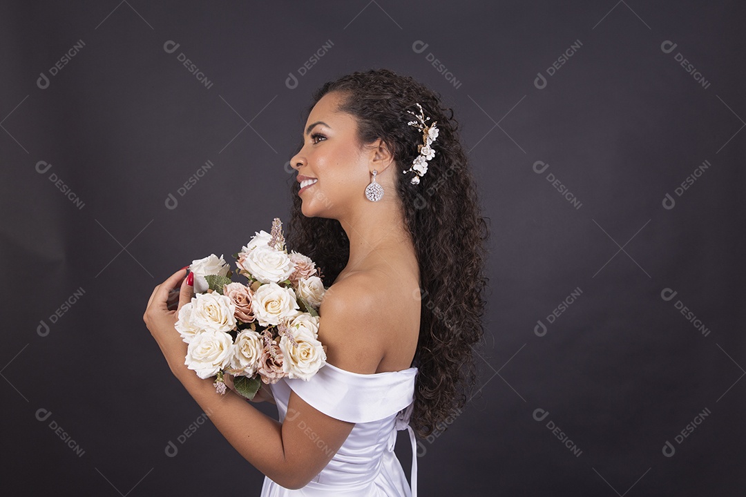 Linda mulher negra com vestido de noiva