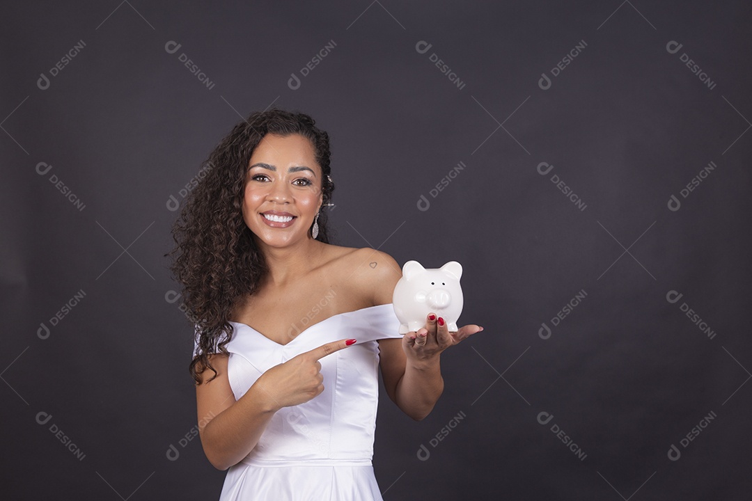 Linda mulher negra com vestido de noiva