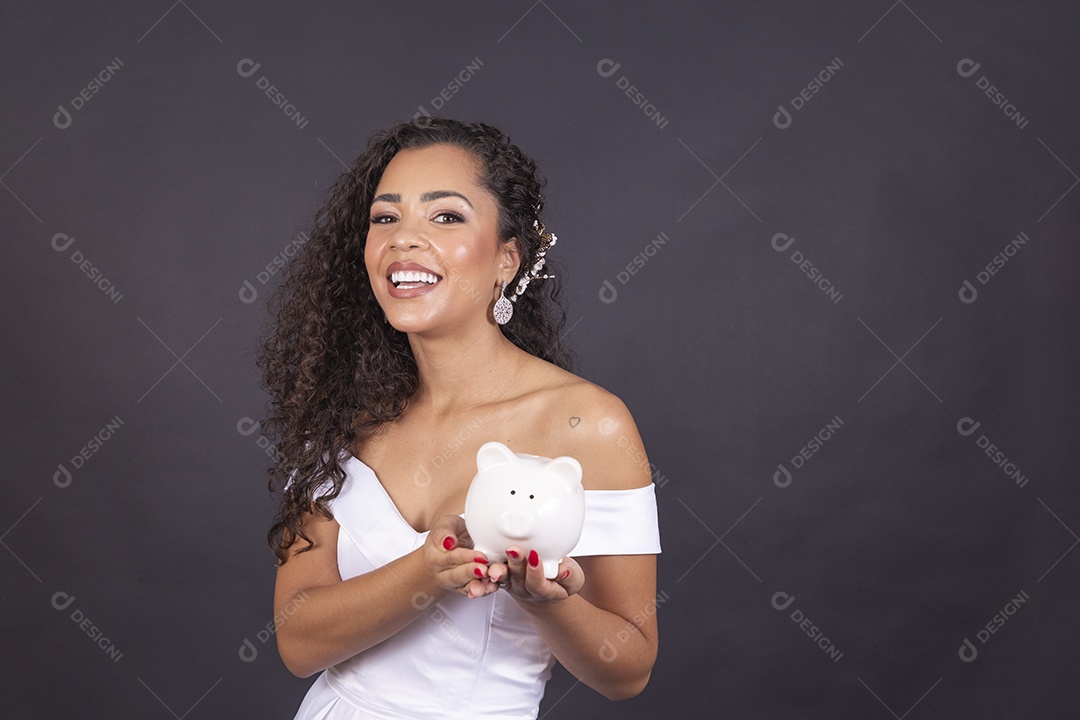 Linda mulher negra com vestido de noiva