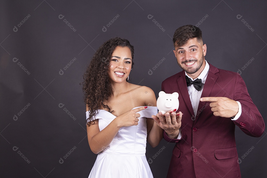 Lindo casal jovens com terno e vestido de noiva para casamento