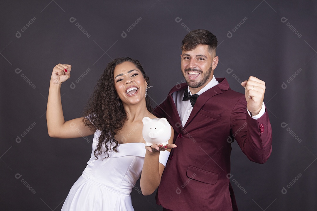 Lindo casal jovens com terno e vestido de noiva para casamento
