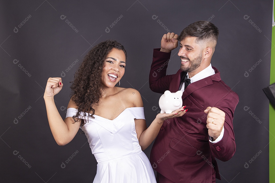 Lindo casal jovens com terno e vestido de noiva para casamento
