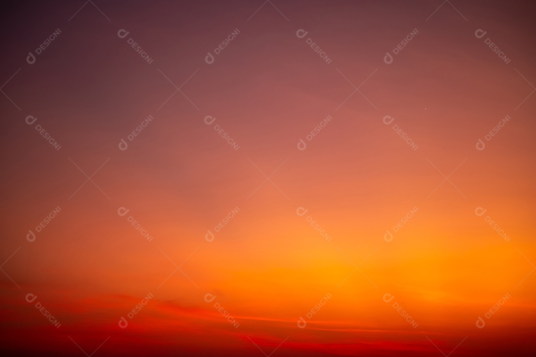 Lindo gradiente suave de luxo com nuvens douradas laranja e luz solar no céu azul perfeito para o fundo, aproveite a noite