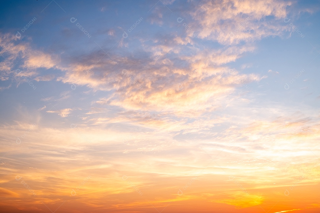 Lindo gradiente suave de luxo com nuvens douradas laranja e luz solar no céu azul perfeito para o fundo, aproveite a noite