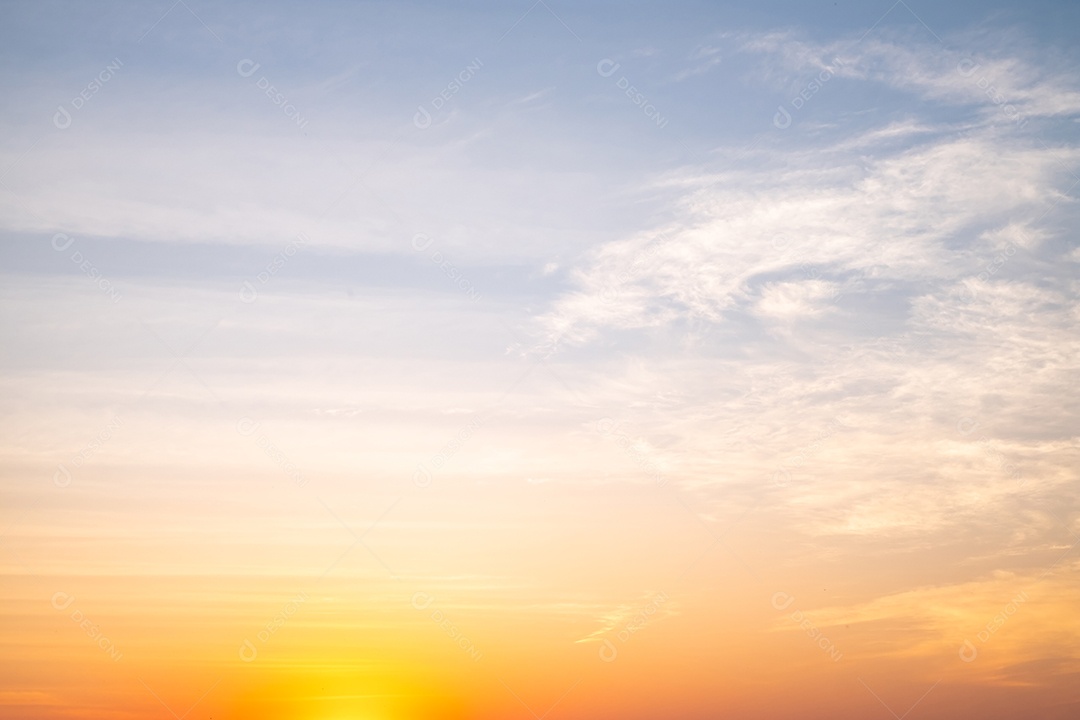 Lindo gradiente suave de luxo com nuvens douradas laranja e luz solar no céu azul perfeito para o fundo, aproveite a noite