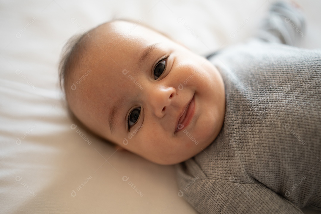 Uma criança inocente dormindo pacificamente em uma almofada aconchegante.