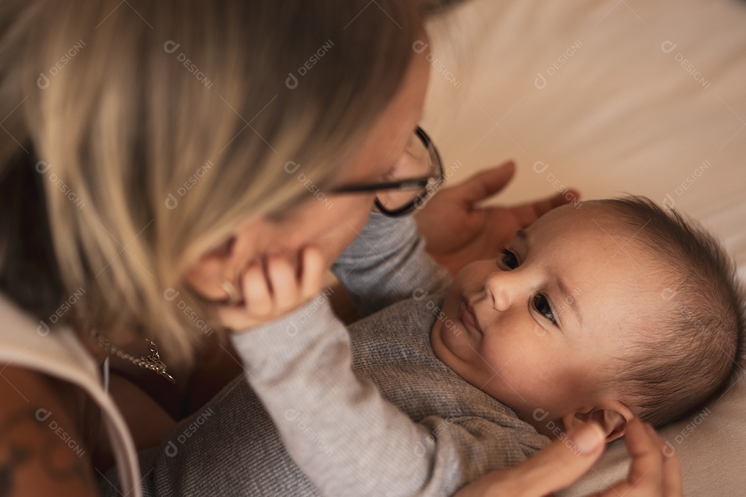 Um momento tranquilo de vínculo familiar e amor, de olhos fechados.