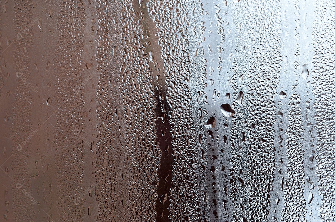Textura de uma gota de chuva sobre um fundo transparente molhado de vidro