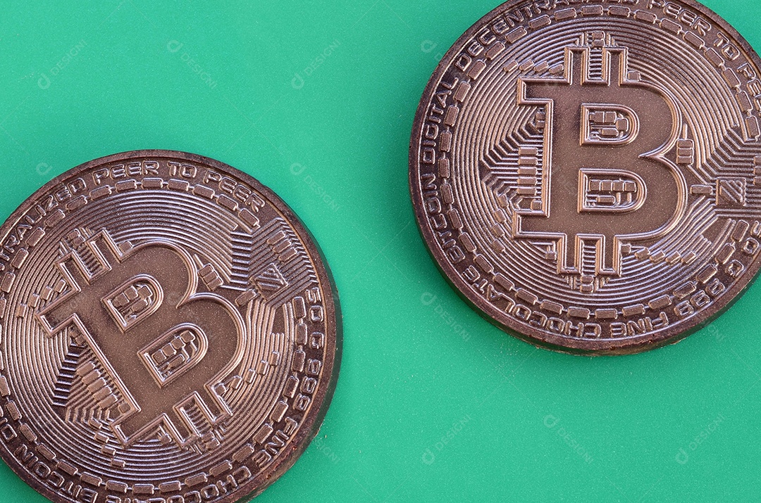 Moedas de bitcoin sobre fundo verde